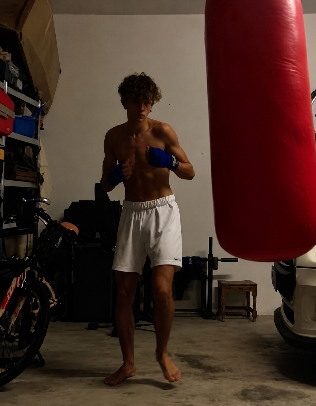 Giovanni en sus inicios junto a un saco de boxeo
