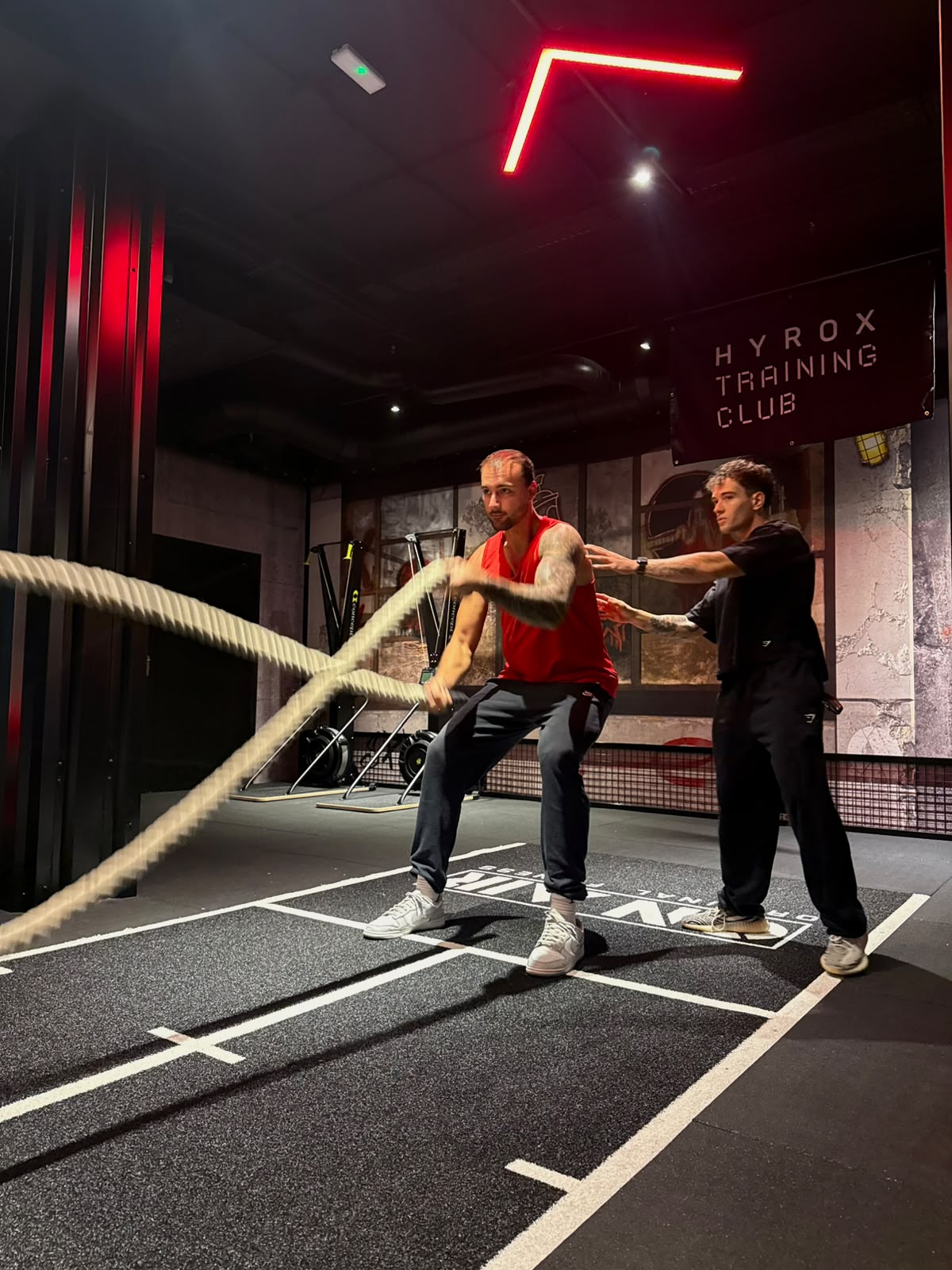 Giovanni guiando una sesión de entrenamiento personal en el gimnasio