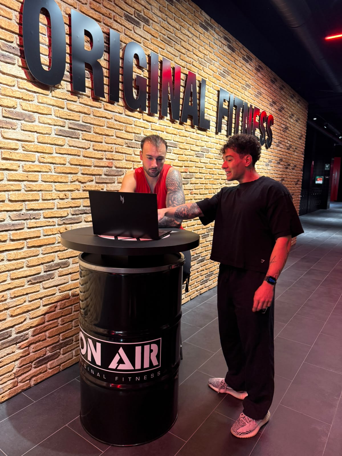 Giovanni planificando un programa de entrenamiento personalizado